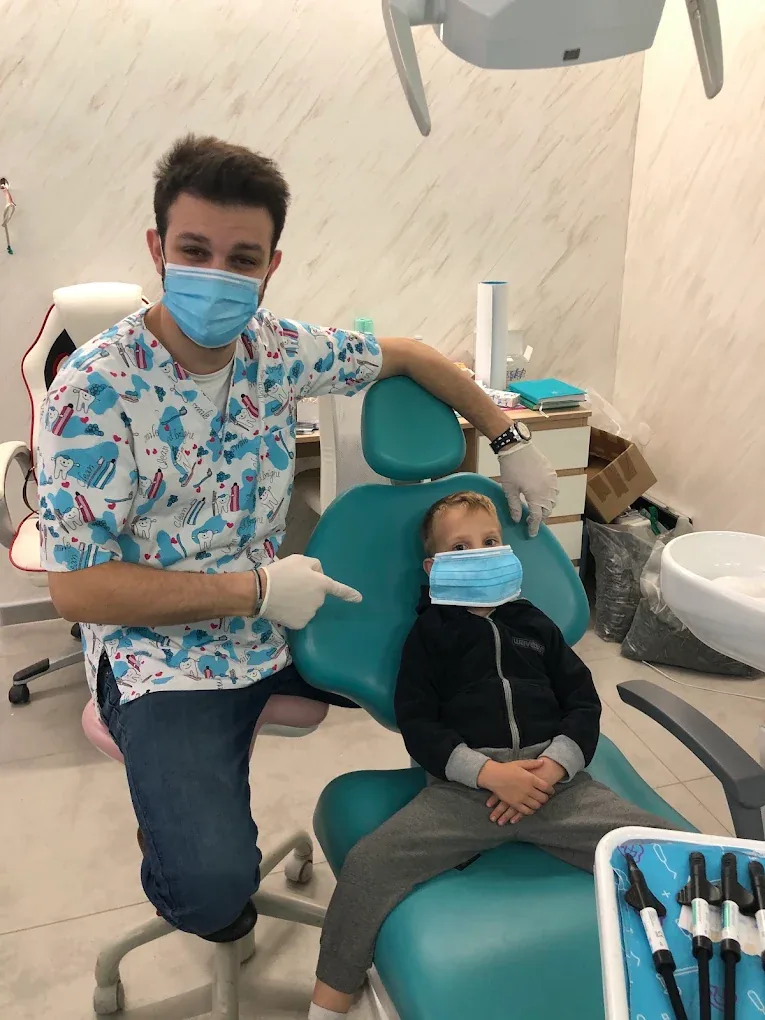Doktor sa malim pacijentom u ordinaciji
