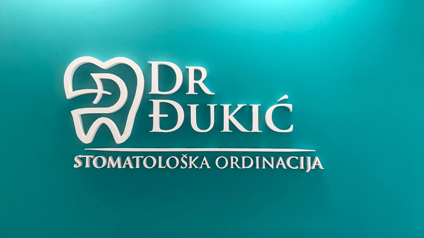 Logo ordinacije Dr Đukić na zidu